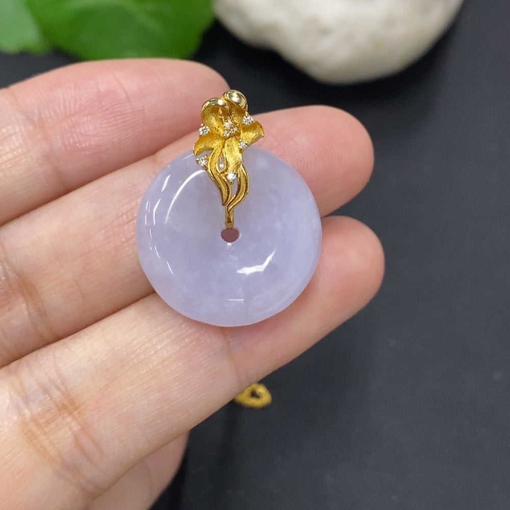 Jadeite Peace Knot pendant with 18k gold chain, weighs about 5.35g, featuring a smooth green jade jadeite jewelry from HKHQ.