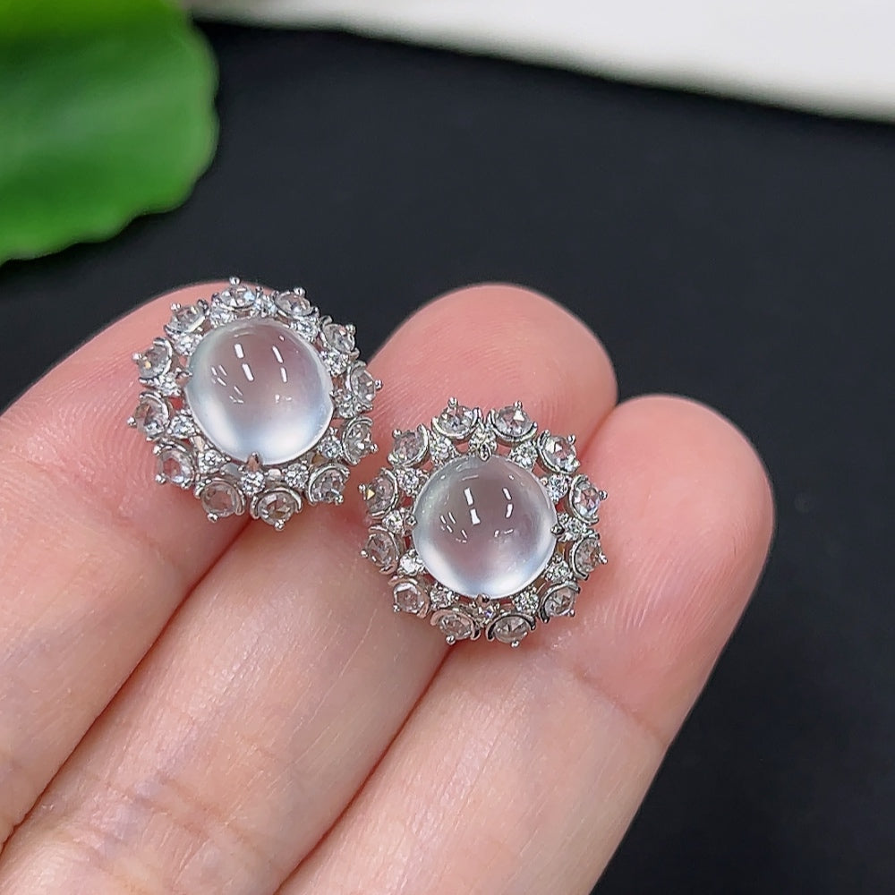 Unmarked jadeite earrings with 18k gold and diamond accents, featuring a total weight of approximately 4.9 grams.