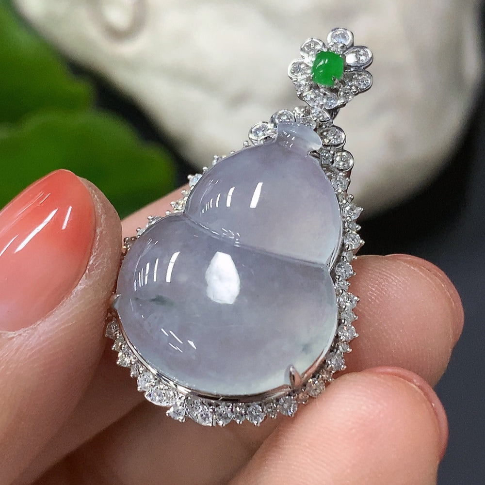Jadeite Gourd Pendant with 18K Gold Inlay, Total Weight Approx. 4.9g