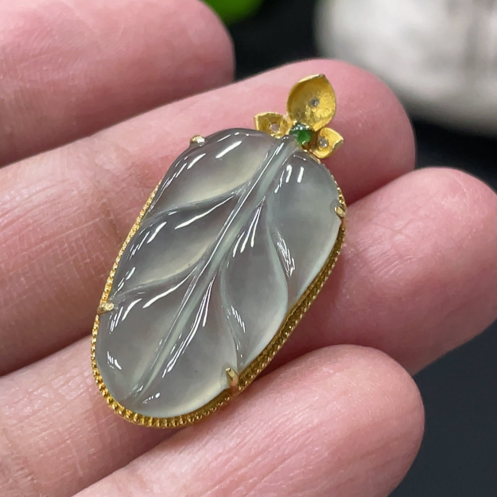 Jadeite Leaf Pendant with 18K Gold Inlay, Total Weight Approx. 2.76g