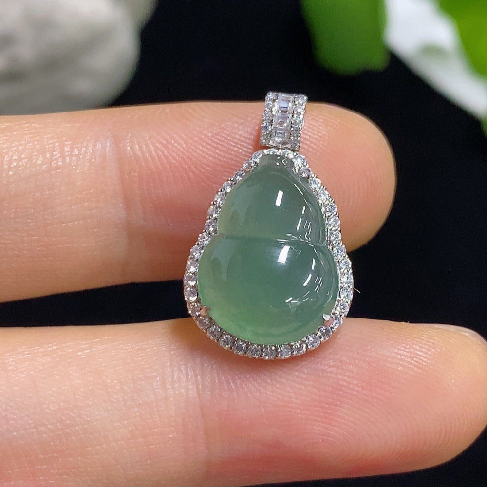 Jadeite pendant in gourd shape with 18k gold setting, weighing approximately 2.1g, from HKHQ, featuring smooth, polished jade jewelry.