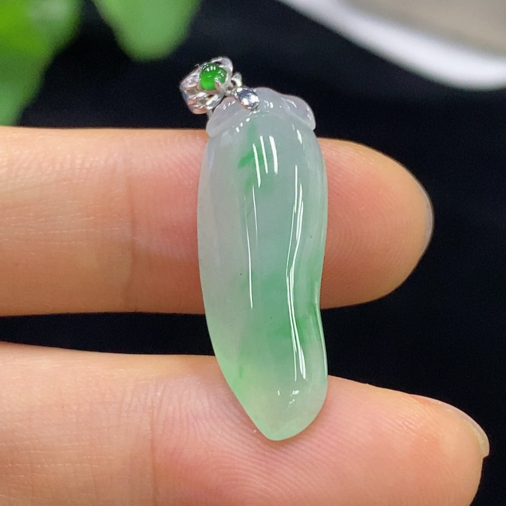 Jadeite Fu Gua Pendant in 18K Gold, Total Weight Approximately 2.74g