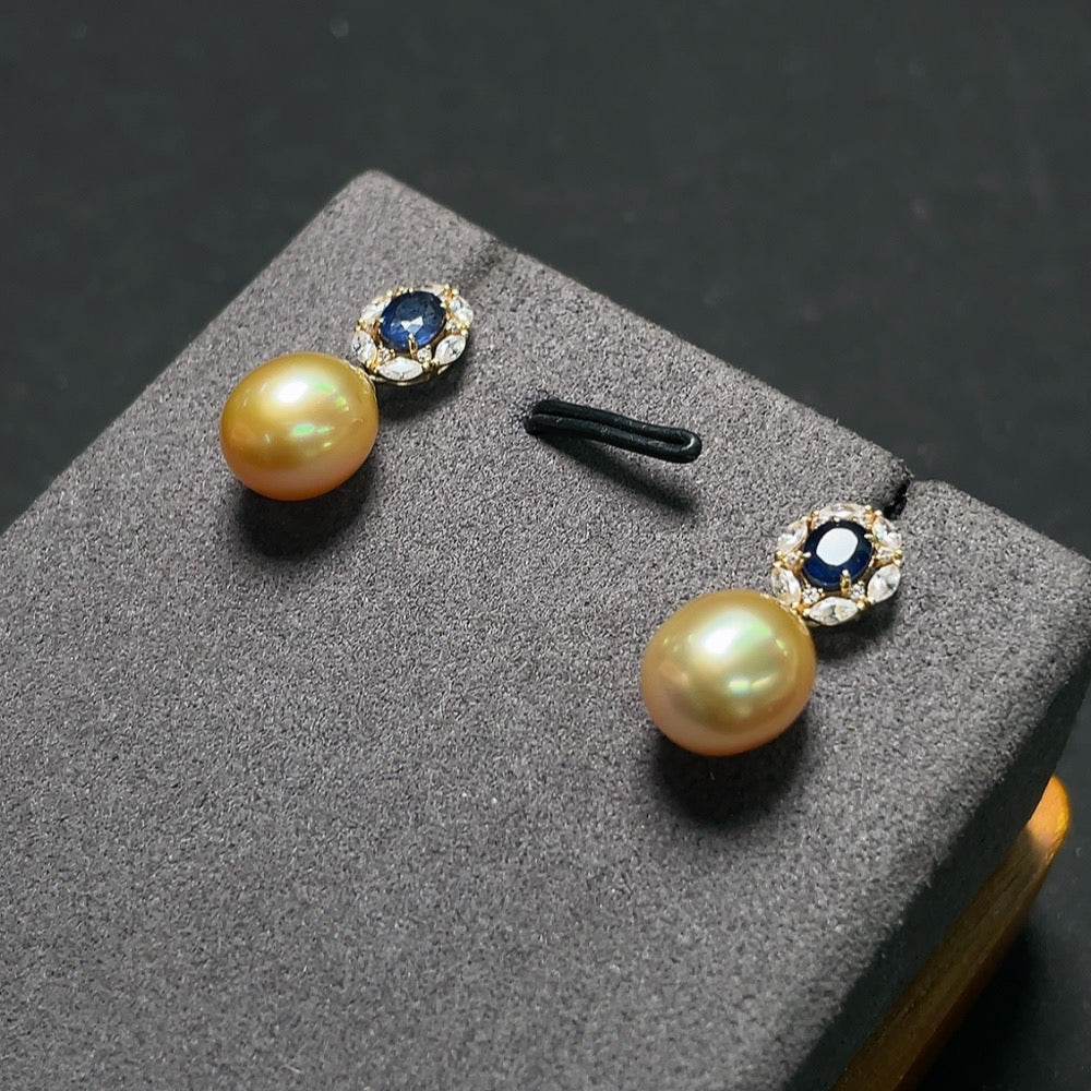Seawater pearl earrings with sapphire, 18k gold, non-diamond, color origin undetermined, total weight approximately 3.75g, size about 9.1mm
