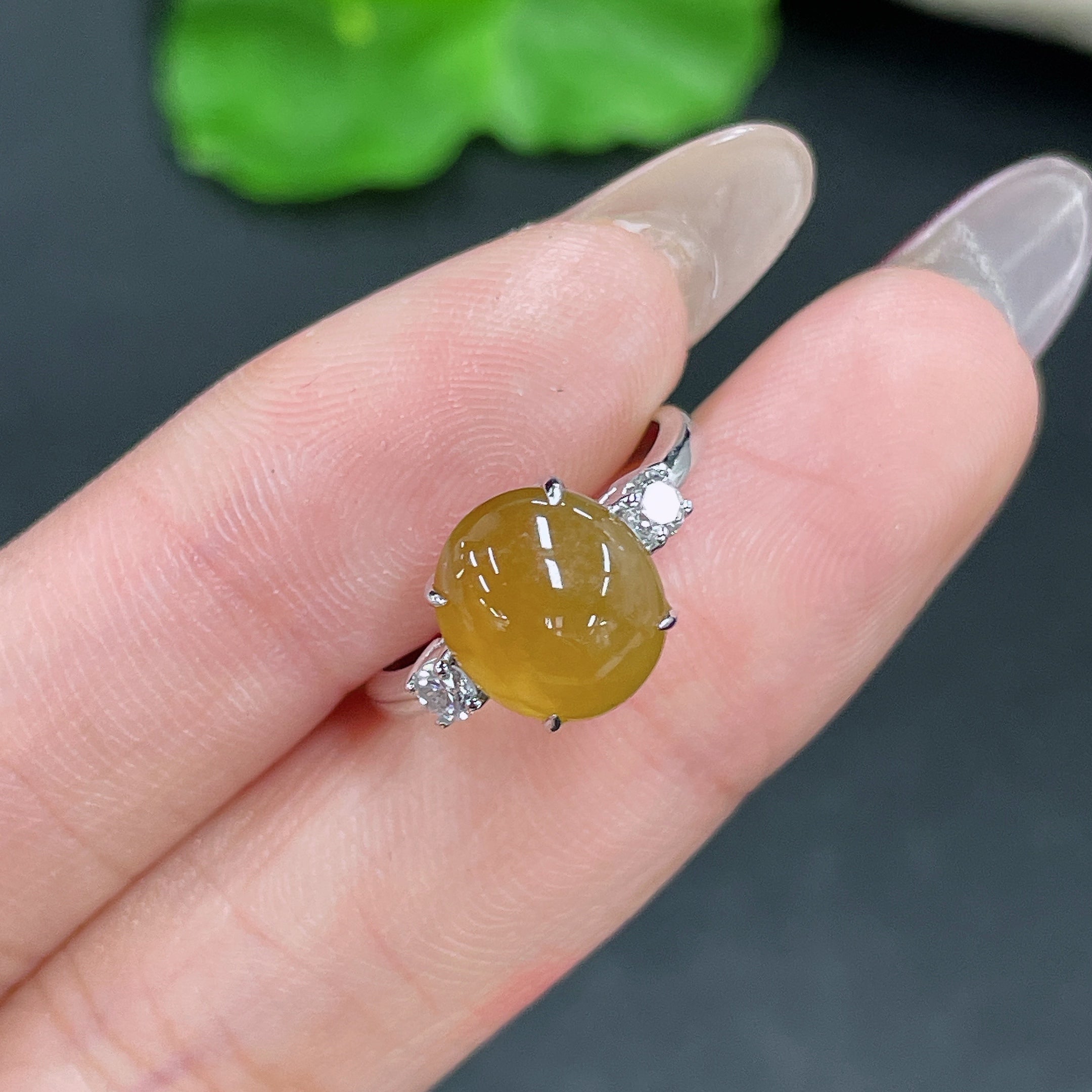 Anillo de jadeíta con engaste de oro 9k sin diamantes, peso total aprox. 2g, tamaño 10