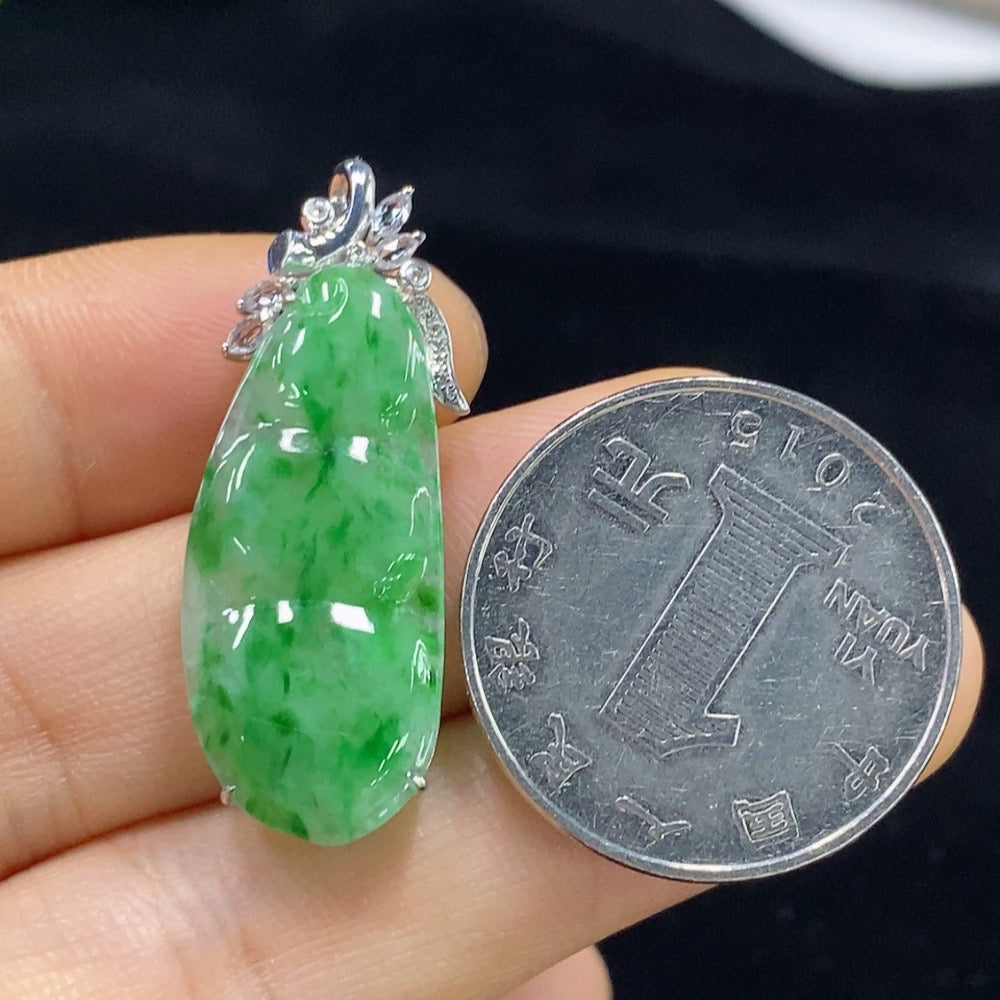 Jadeite auspicious bean inlaid pendant with 18k gold and diamond accents (smallest accent stones only), total product weight approximately 2.74g