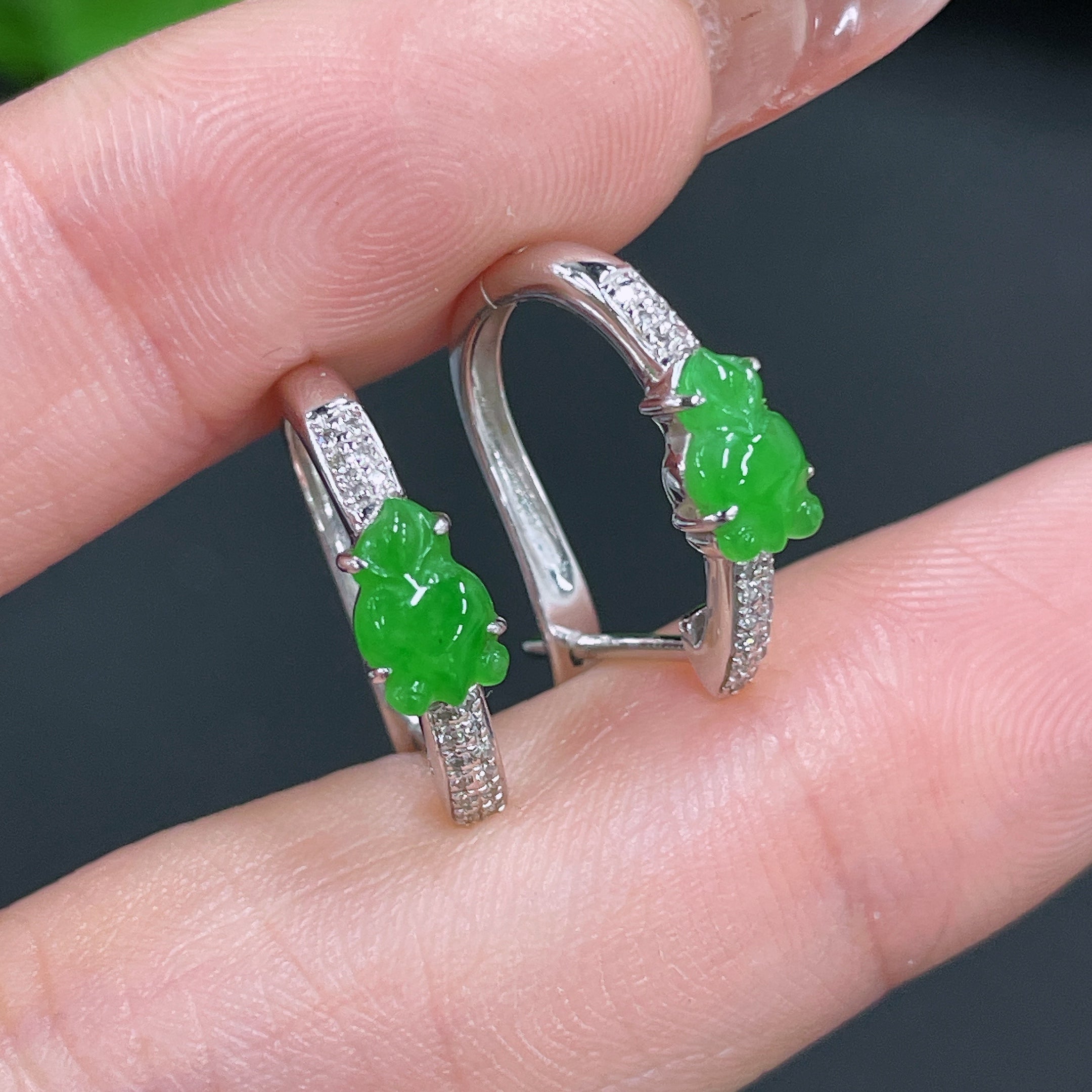 HUILIU HQ jadeite earrings with 18k gold setting and diamond accents, showcasing elegant jewelry design and craftsmanship.