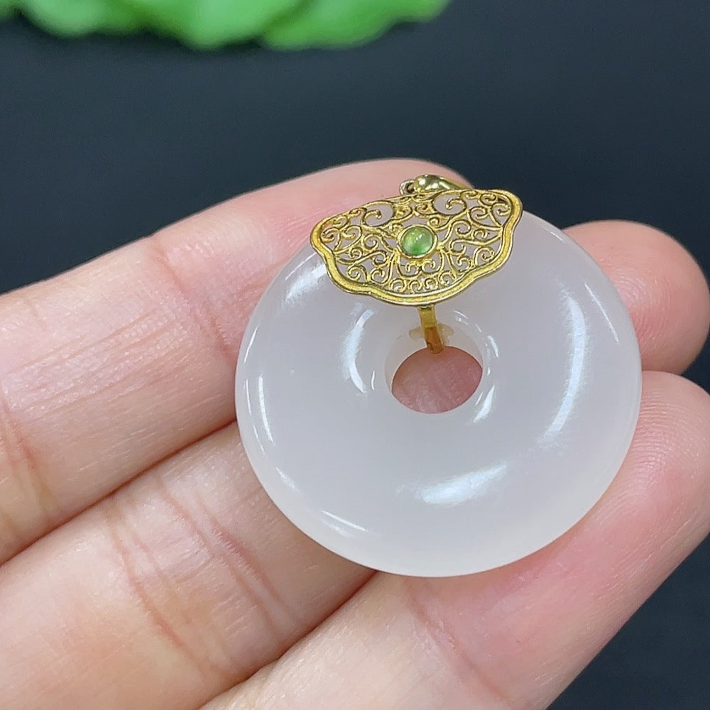 Hetian jade inlaid pendant donut necklace with 18K gold setting, featuring intricate design and elegant craftsmanship.