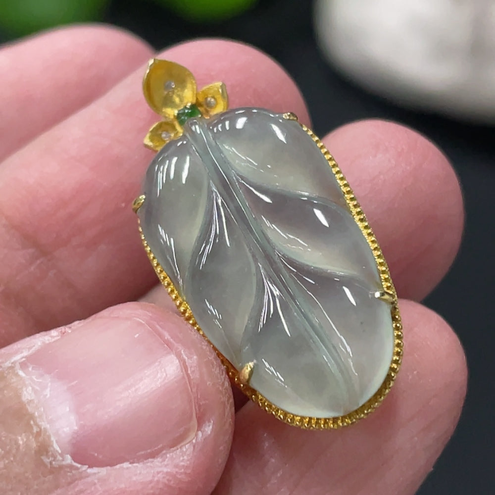 Jadeite Leaf Pendant with 18K Gold Inlay, Total Weight Approx. 2.76g