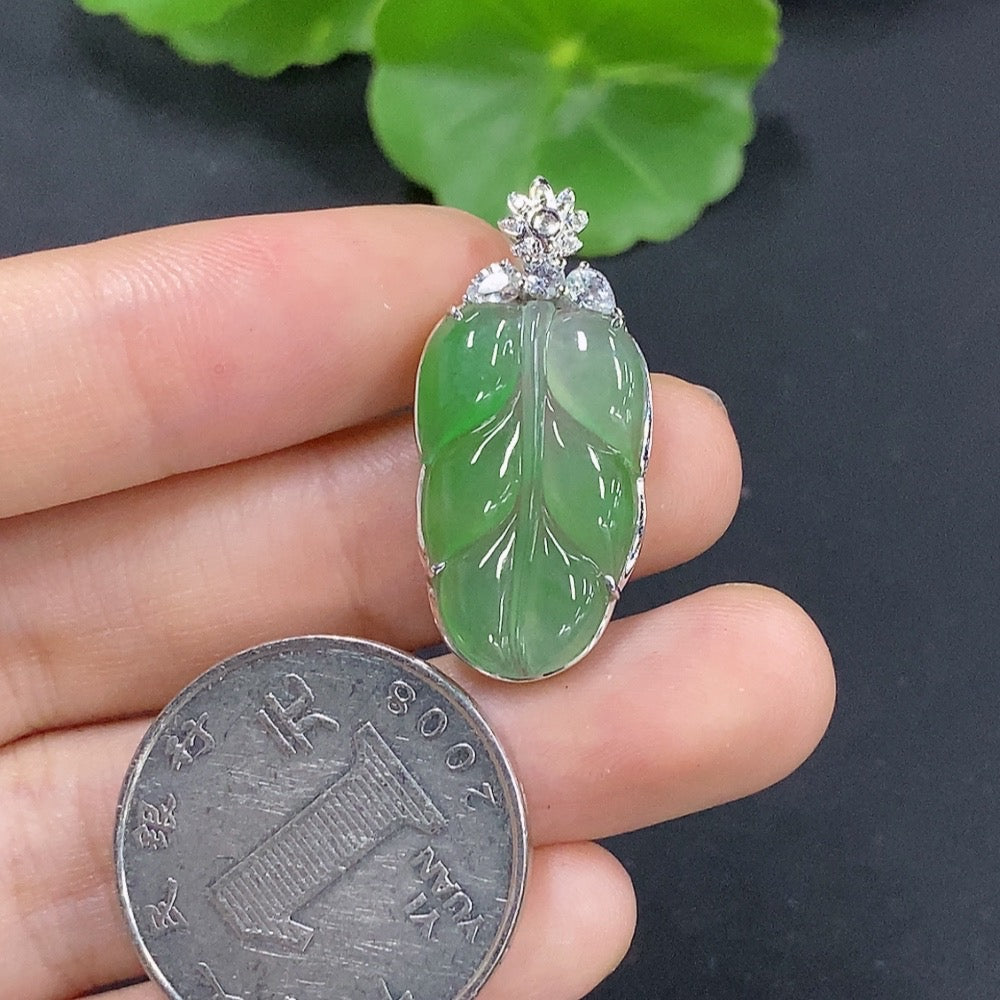 Jadeite Leaf Inlaid Pendant 18K Gold Total Weight Approx. 2.78g
