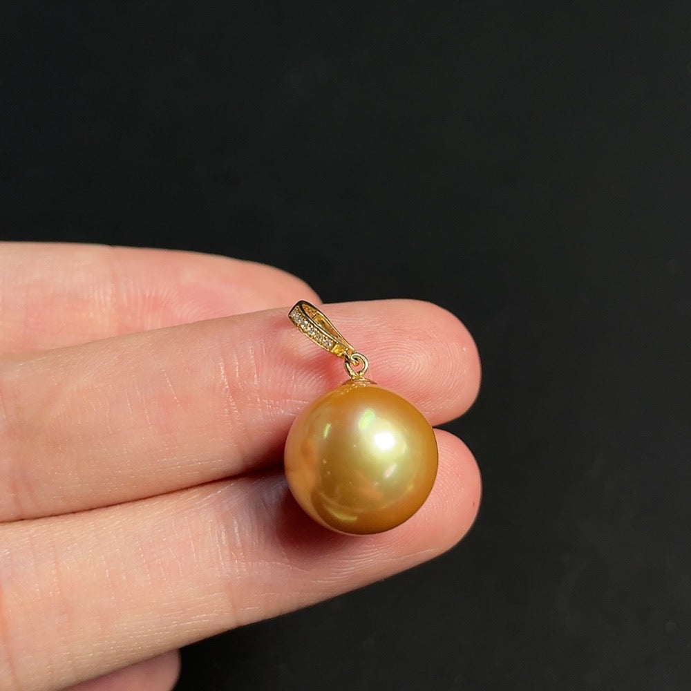 Huiliu HQ seawater pearl pendant with 13mm pearl, accented with small diamonds, showcasing elegant jewelry design.