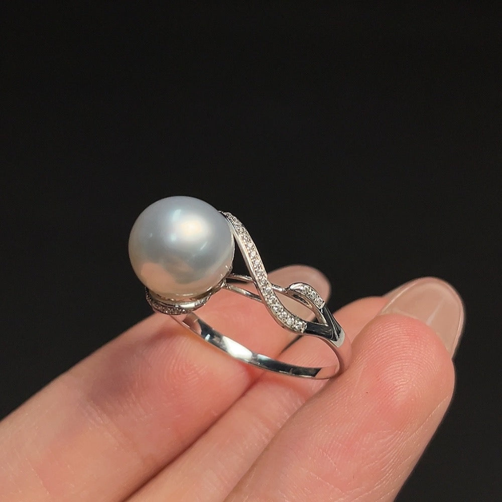 HKHQ Seawater Pearl Set Ring in 18k gold, size 17, featuring approximately 9.5mm pearls, non-diamond, total weight 2.88g.