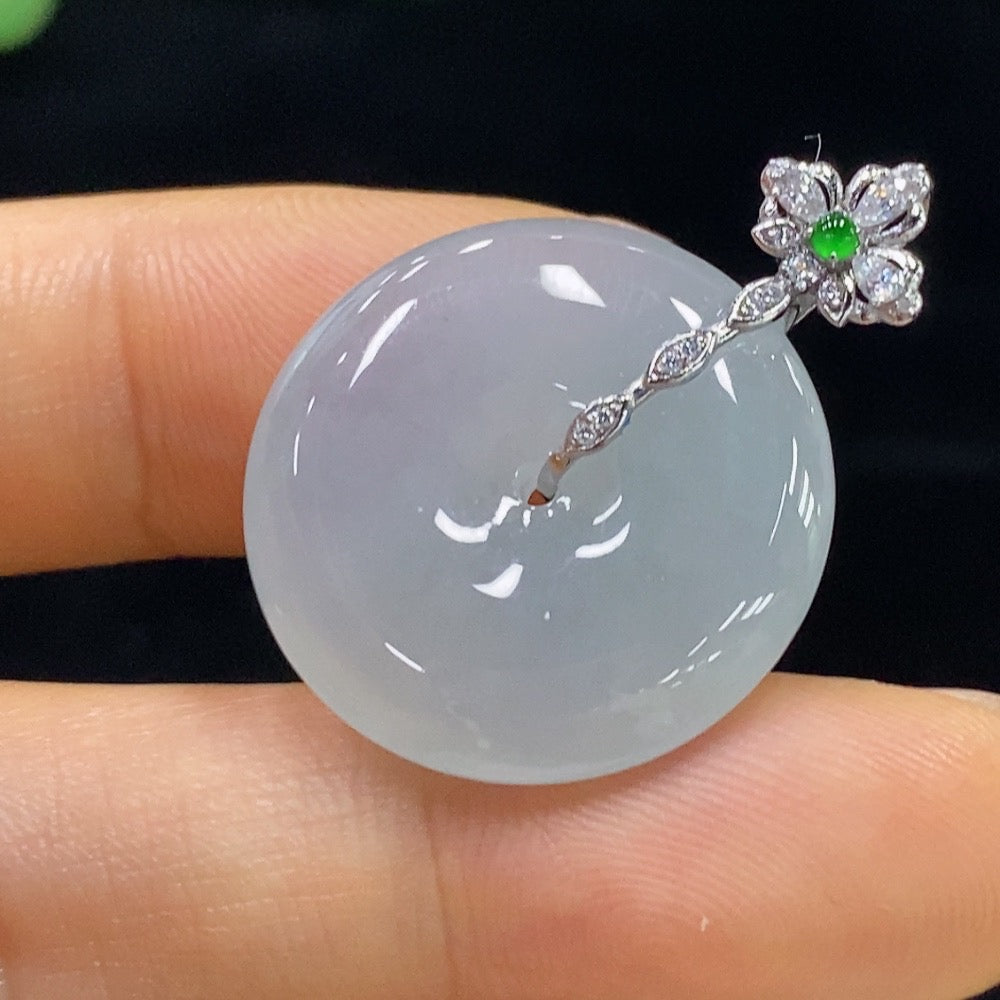 Jadeite safety buckle pendant with 18k gold, featuring a smooth jade jadeite design and a total weight of approximately 5.82 grams.
