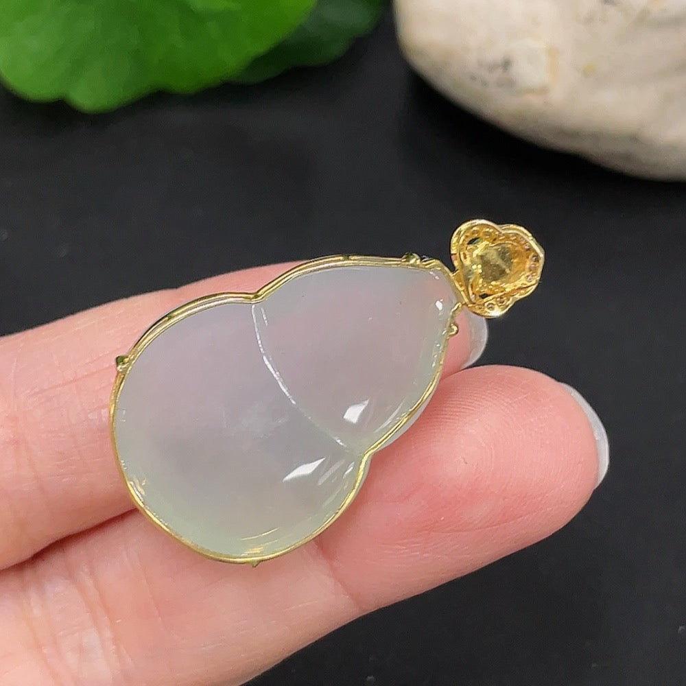 Jadeite Gourd Inlaid Pendant 18K Gold Total Weight Approx. 6g (With Diamond Accents)