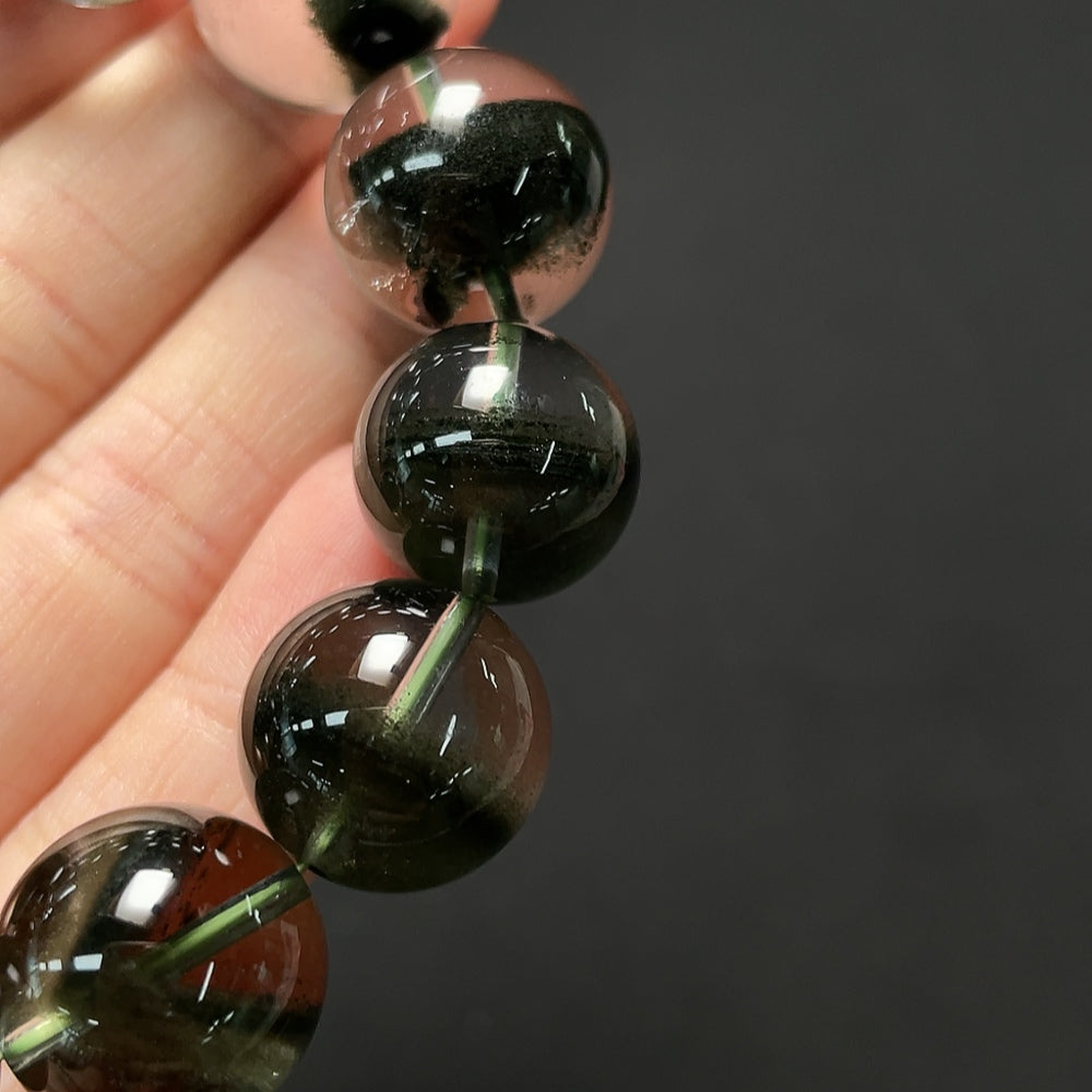 HKHQ crystal bracelet and loose gemstone beads, approx. 70.68g, featuring sparkling gemstones and polished beads on a display.