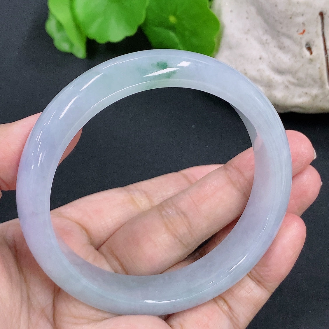 HKHQ jadeite round bracelet weighing 61.85g, featuring smooth, polished jade stones and a size of 58.1 millimeters.