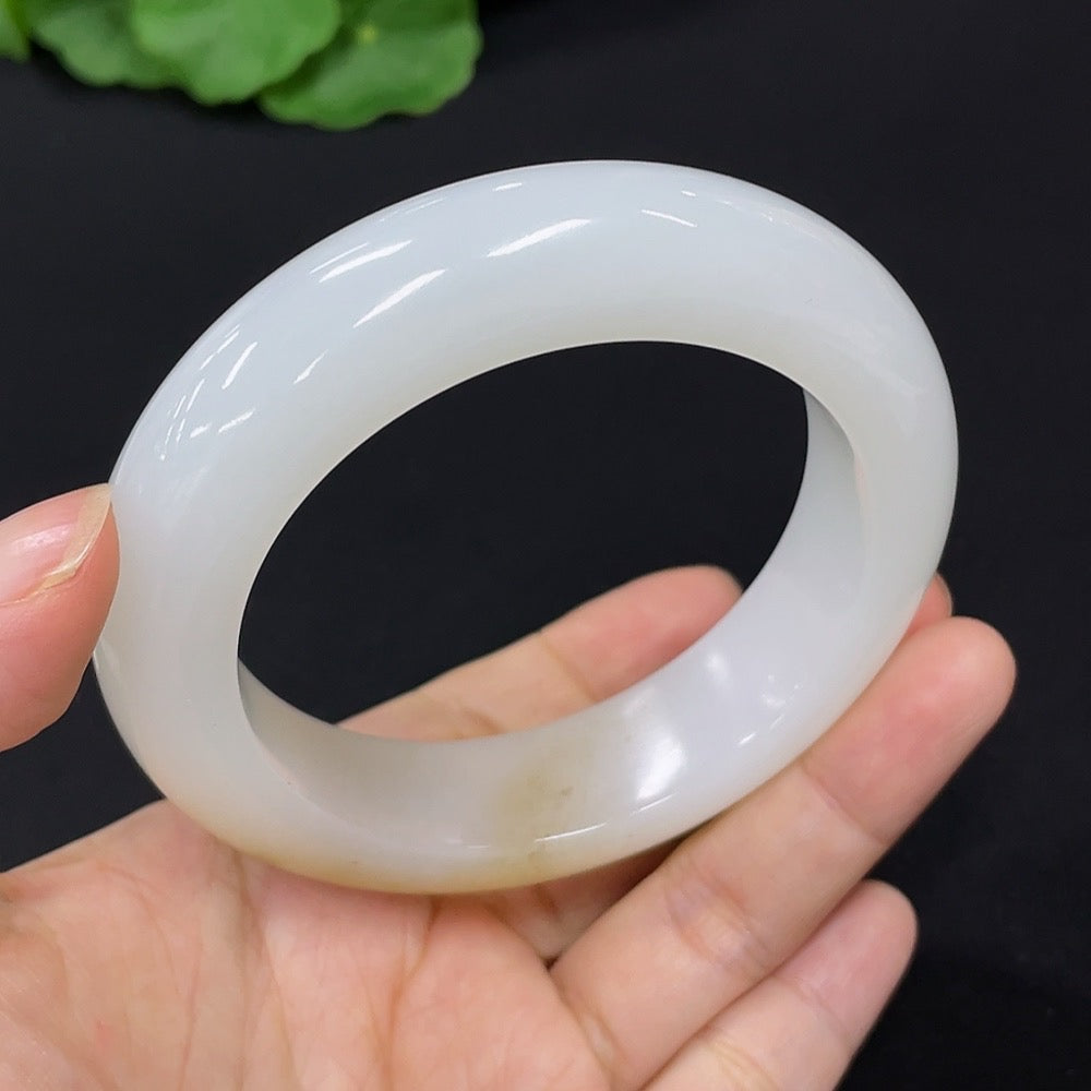 HKHQ Hetian Jade round bracelet, size 56.7 with a total weight of 91.5g, showcasing smooth, polished jade beads.
