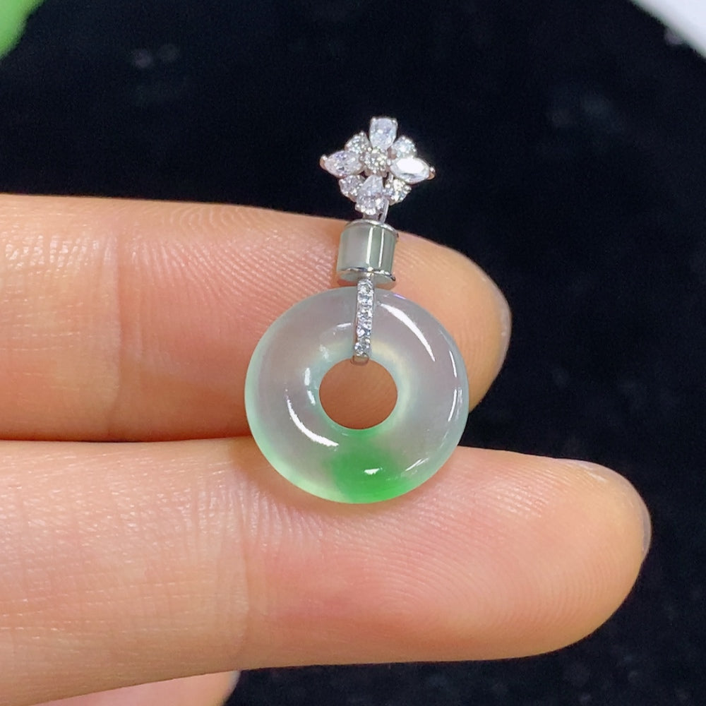 Jadeite Pendant with 18k Clasp, Total Weight Approximately 1.3g