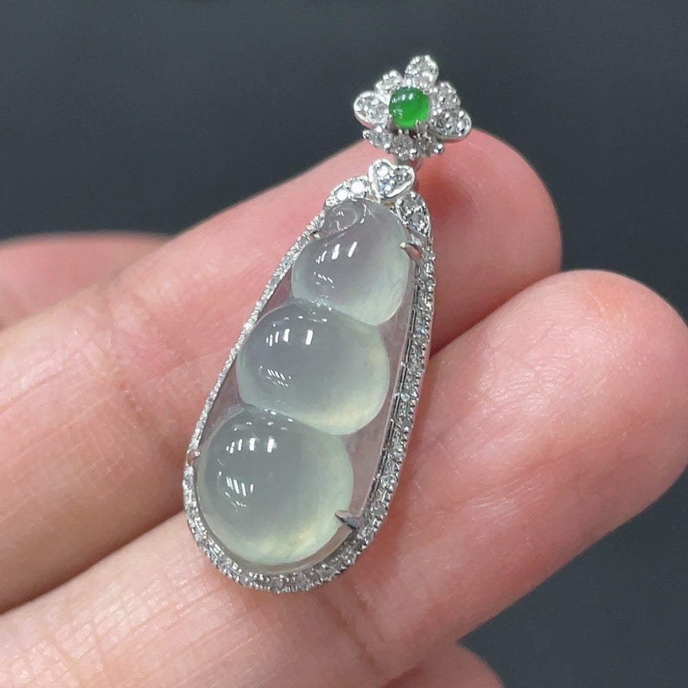 Jadeite Fu Dou Pendant with 18k Gold Setting, Approx. 2.68g