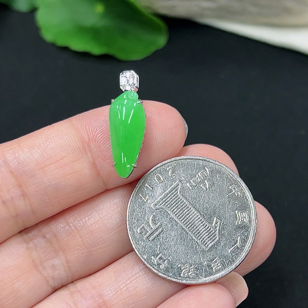 Jadeite Pendant with 18K Gold Setting (with Diamond Accents)