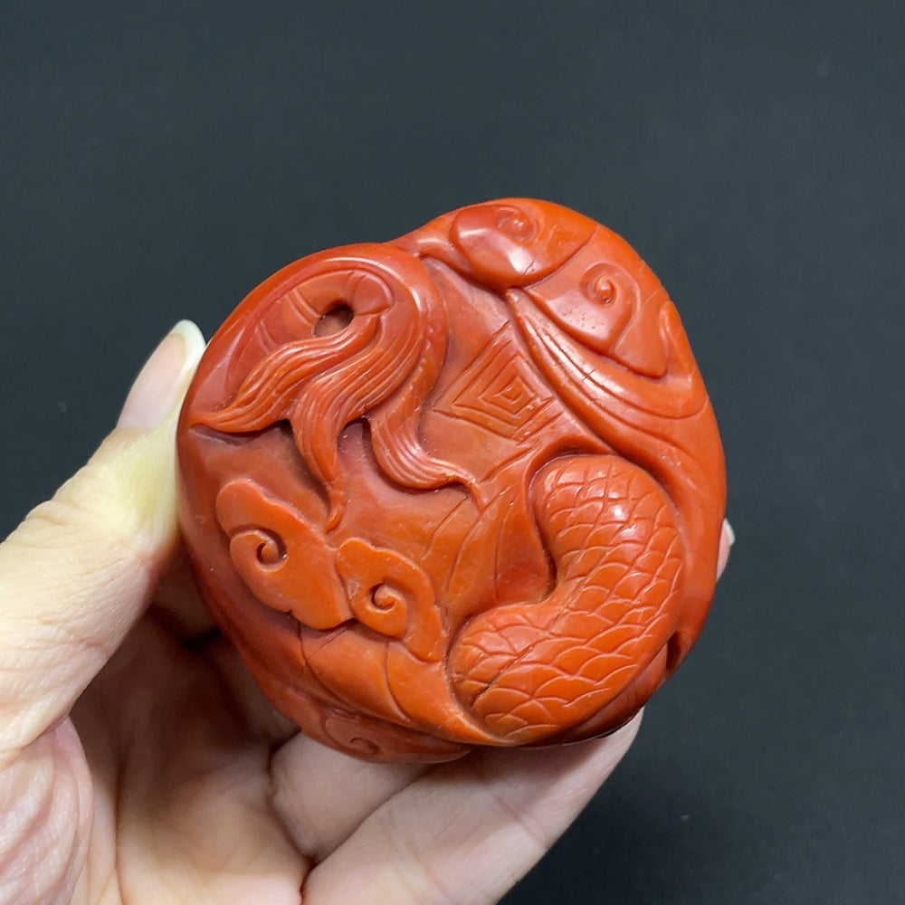 South red agate gemstone pendant with visible organic matter, weighs approximately 132.3g, from HKHQ.