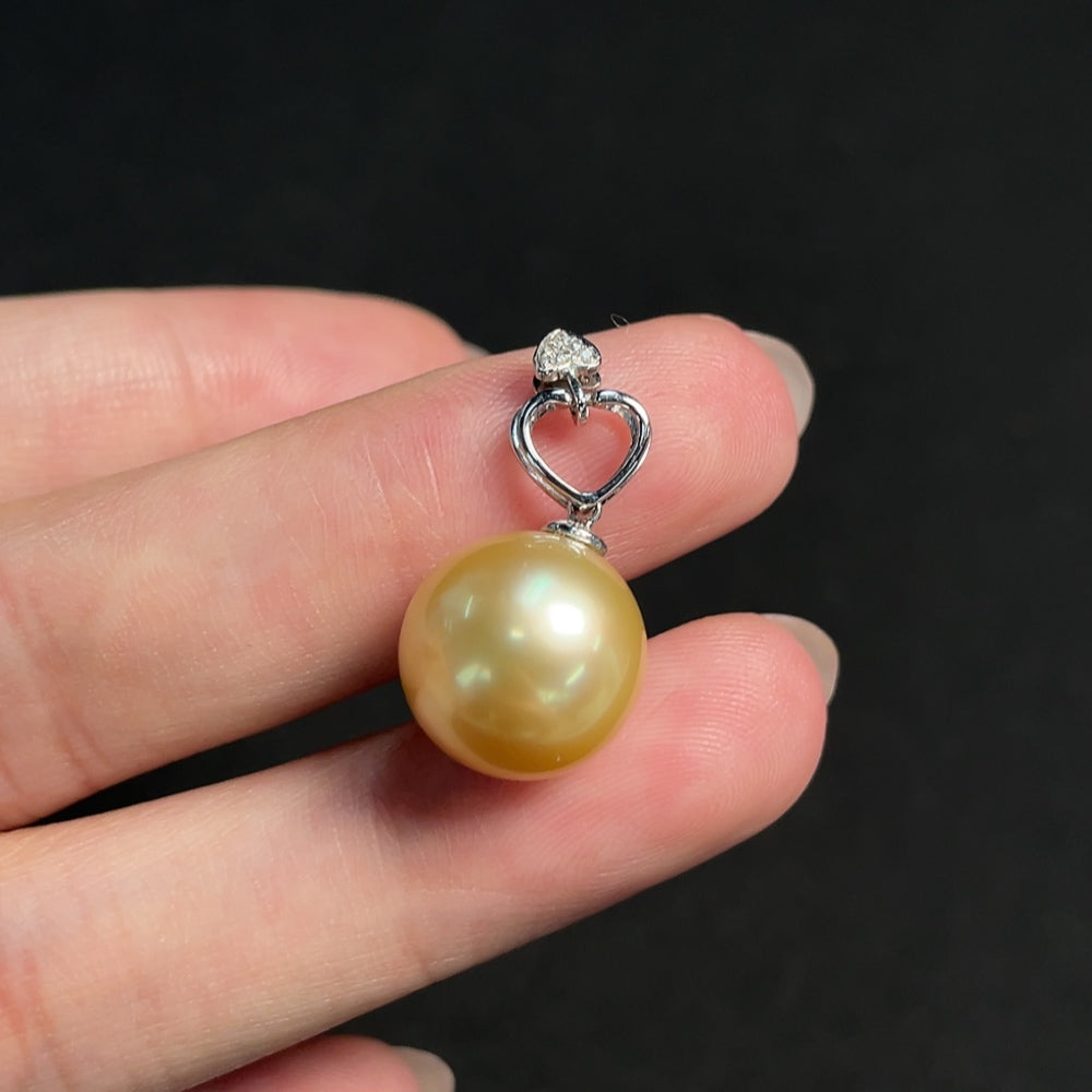 HKHQ seawater pearl pendant with 18K gold setting, 12.4mm pearl, non-diamond, natural color, weighing 3.42g.