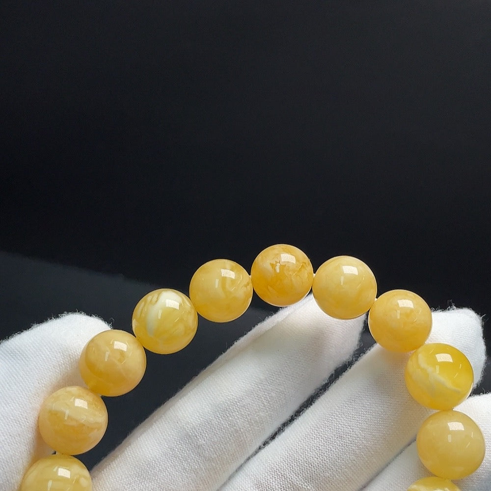 Amber beeswax bracelet, total weight about 18g, size about 12.1mm