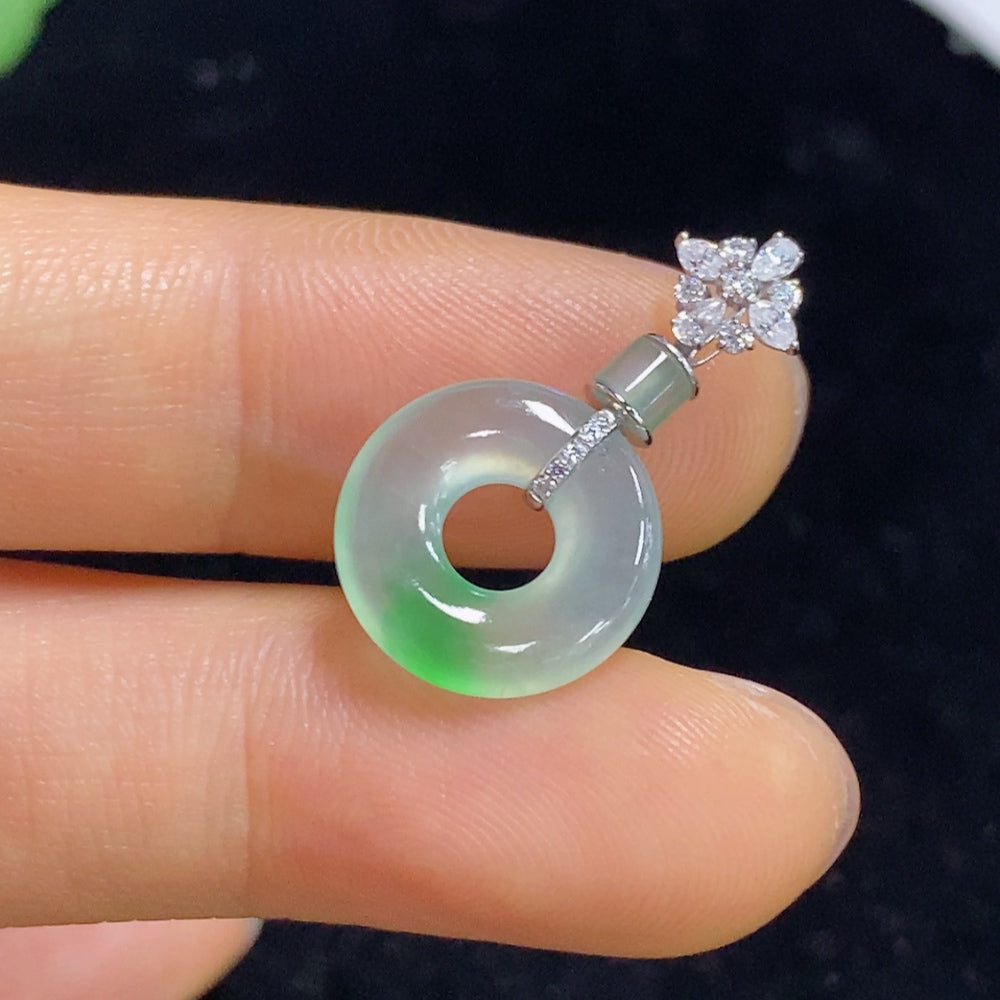 Jadeite Pendant with 18k Clasp, Total Weight Approximately 1.3g