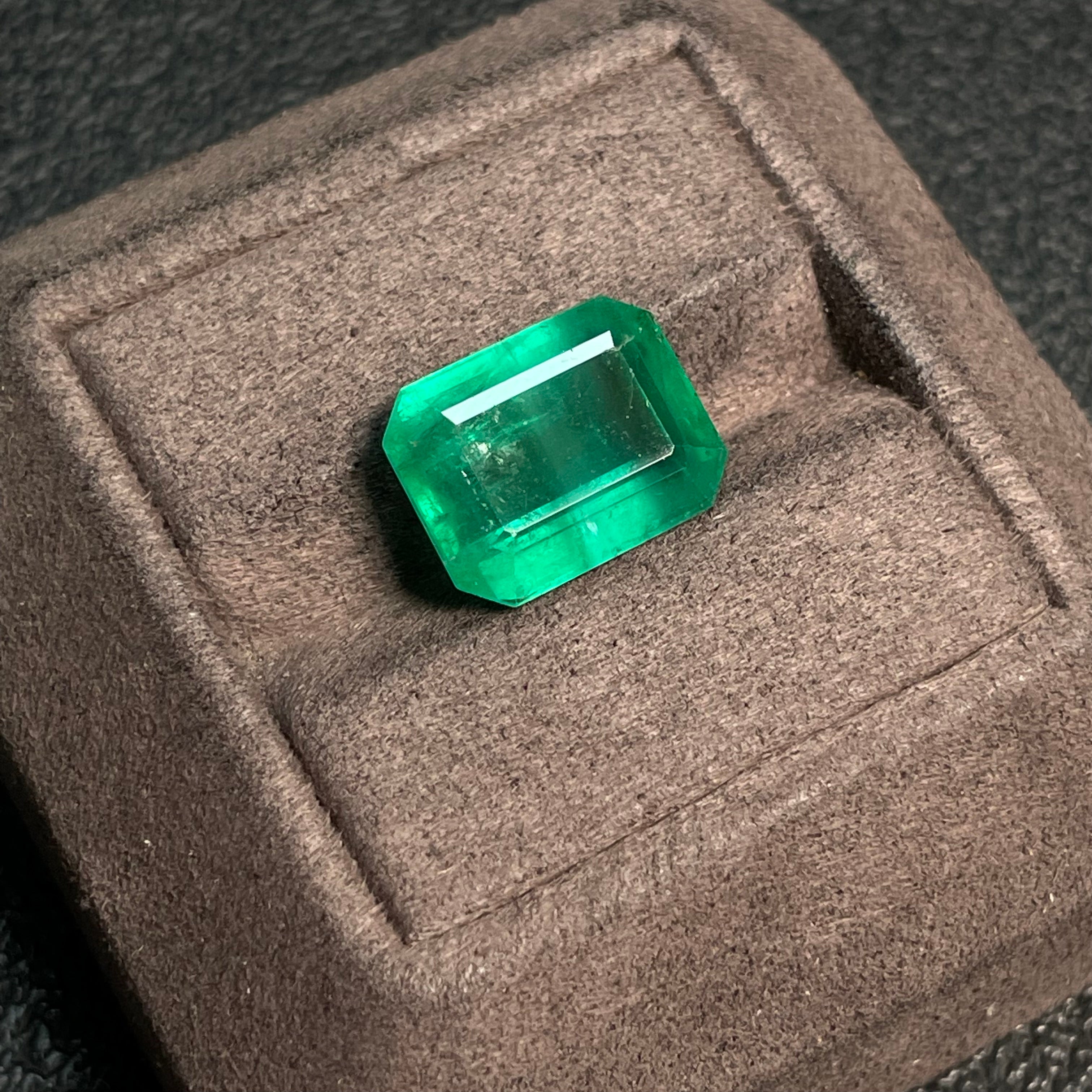 Emerald Rough Stone Clarity Enhanced Total Weight Approx. 8.60 Carats GILDER Certificate: Minor Oil Zambia Origin Vivid Green 8.63ct