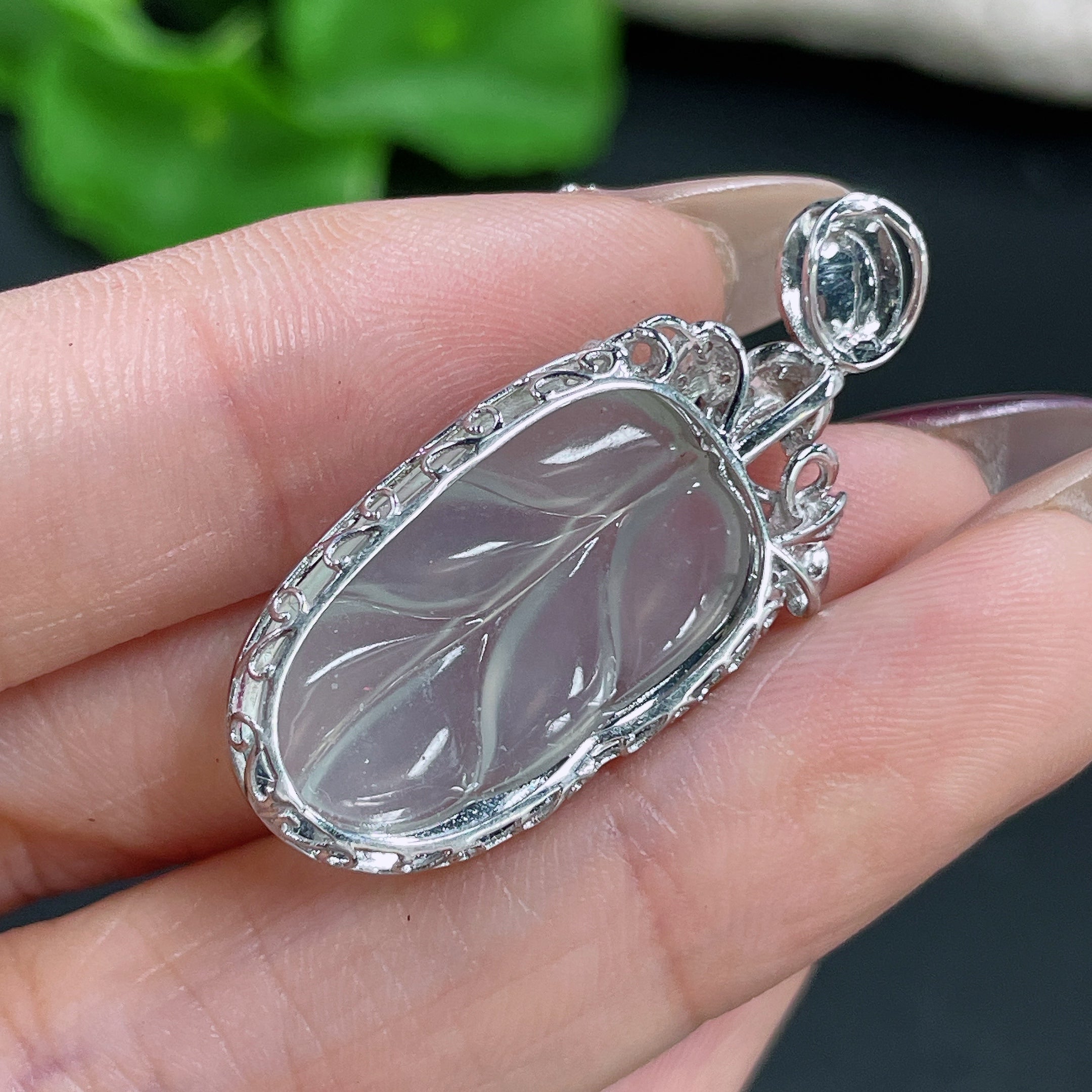Jadeite Pendant Leaf 18K Gold Inlaid with Diamond Colorless Total Weight Approx. 3.28g