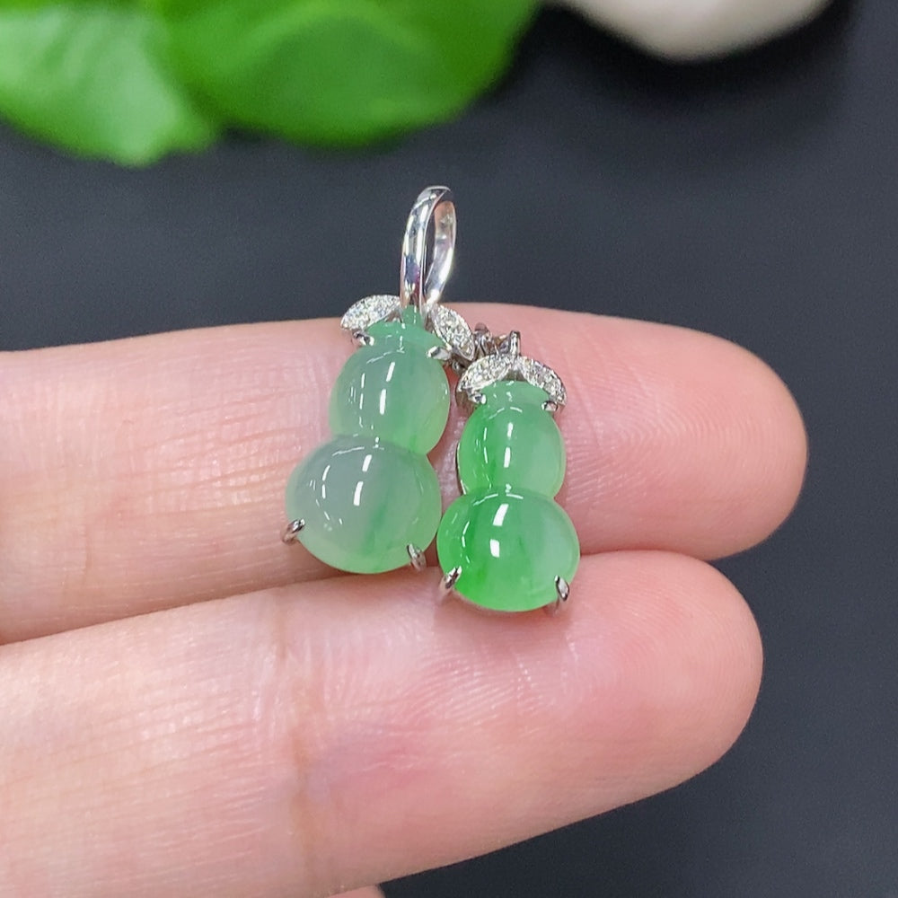 Jadeite Gourd Inlay Pendant 18K Gold (With Diamond Accents)