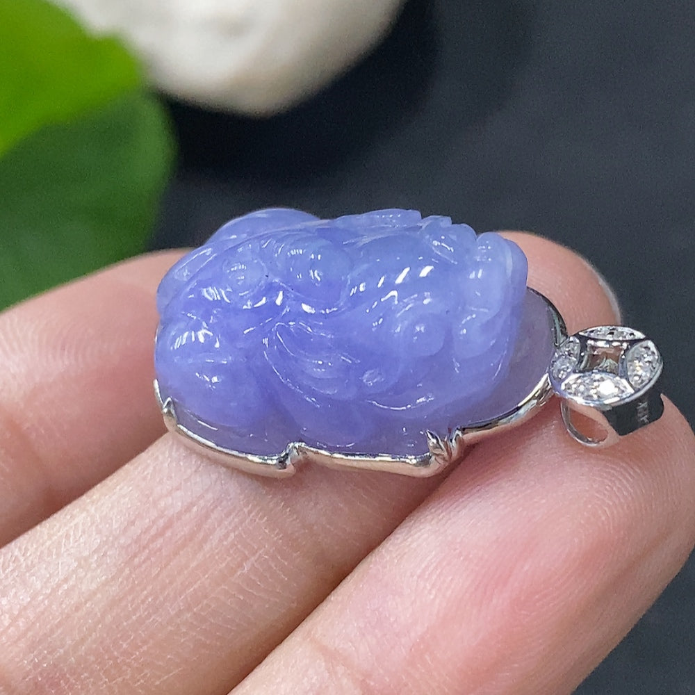 Jadeite Pixiu Pendant with 18K Gold and Diamond Accents, Total Weight Approximately 6.4g