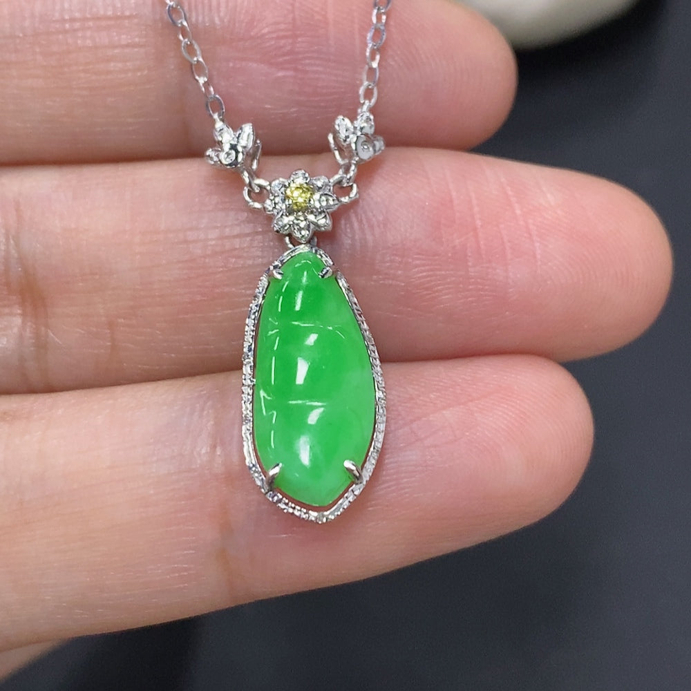 Jadeite Auspicious Bean Pendant in 18K Gold, Total Weight Including Chain Approx. 2.5g (Non-Diamond)