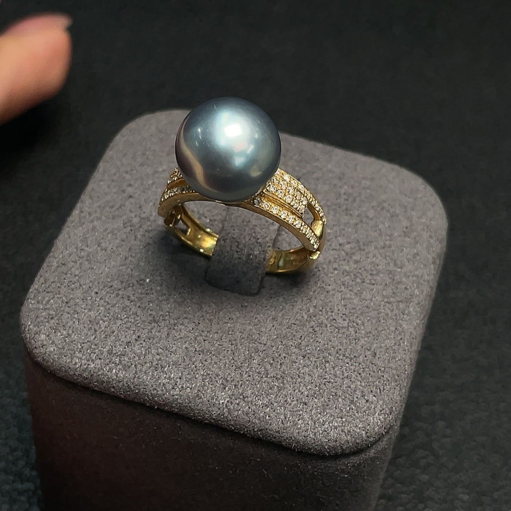 18K gold sea water pearl ring, color origin undetermined, set with diamonds, size 13, total weight approx. 5.50g, pearl approx. 11.1mm