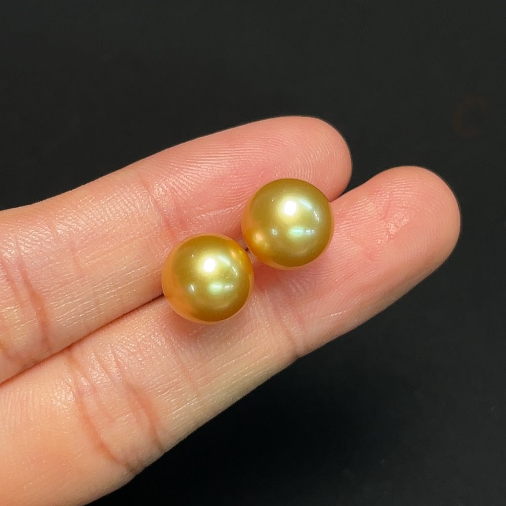 Saltwater Pearl Earrings Set in 18K Gold, Color Origin Undetermined
