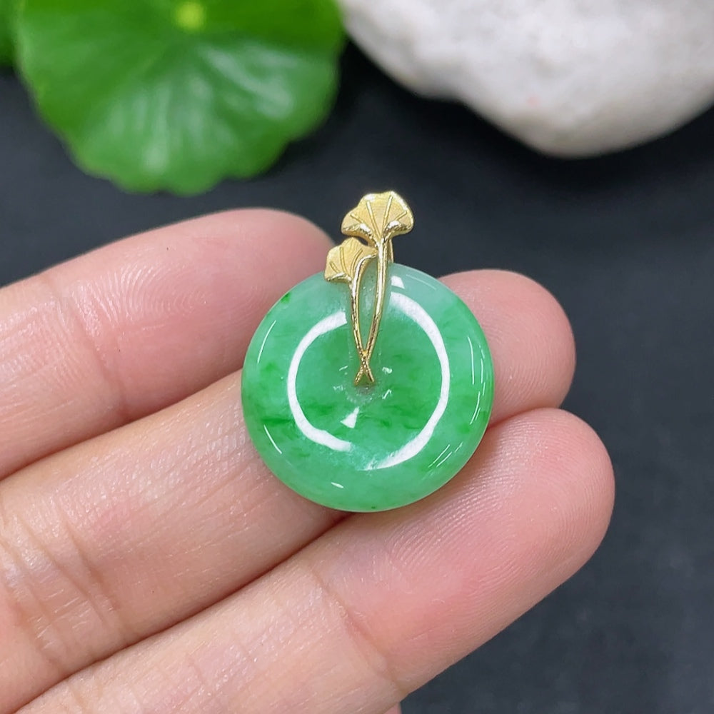 Jadeite peace knot pendant with 18K gold clasp, weighing approximately 2.82g, featuring a smooth, polished jade jadeite design.