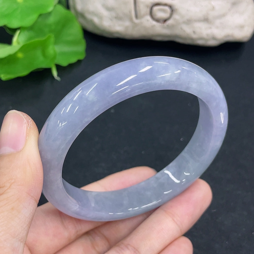 HKHQ jadeite round bangle made of smooth, polished jade displaying a vibrant green color with a glossy finish.