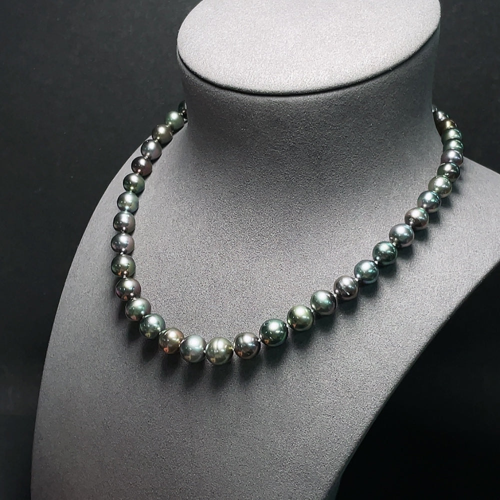 Seawater pearl necklace by HKHQ featuring 8.1-10.8mm pearls with a natural color, non-gold, weighing approximately 52.81g.