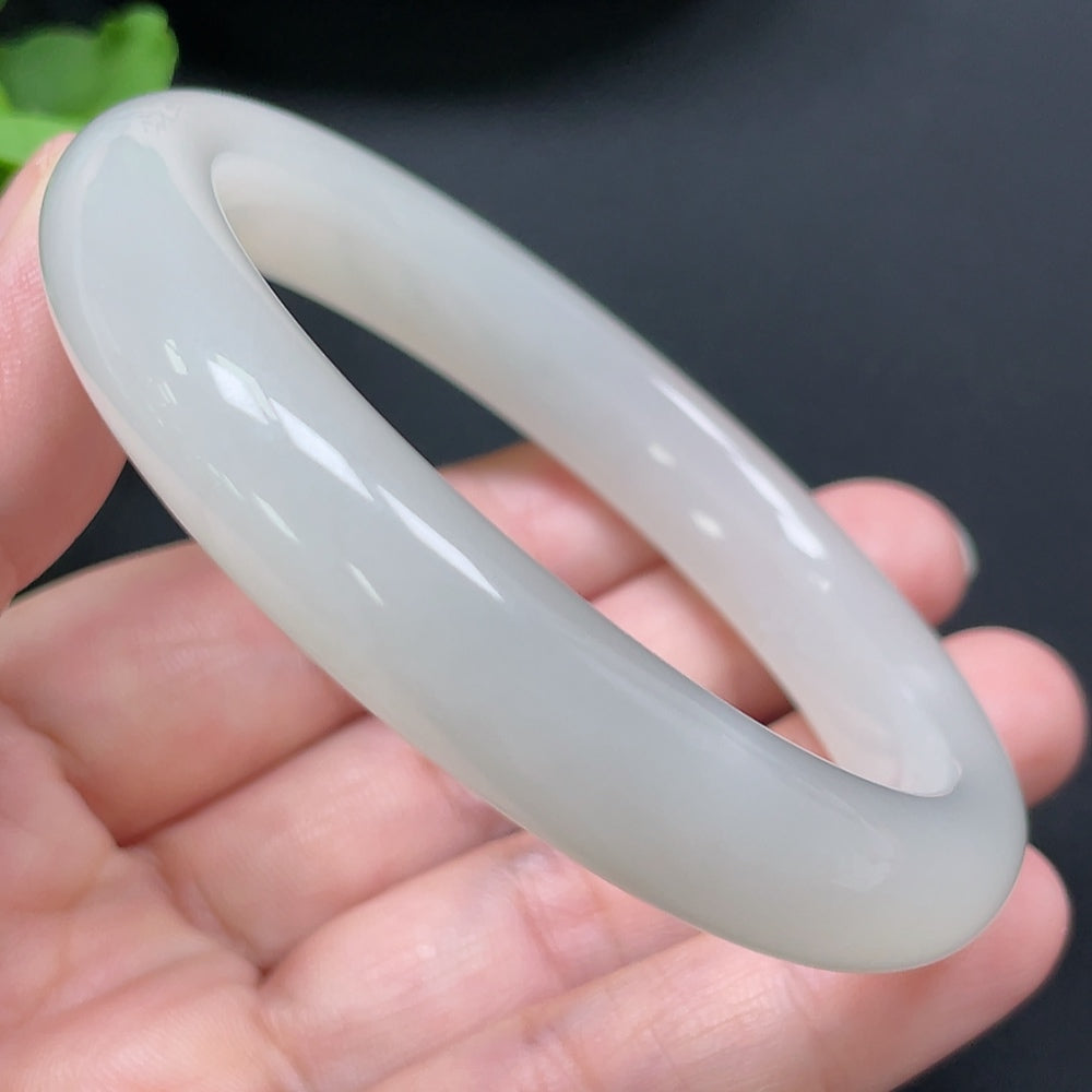 HKHQ Hetian Jade round bracelet, 59.2mm, weighing approximately 50.77g, showcasing smooth, polished jade beads.
