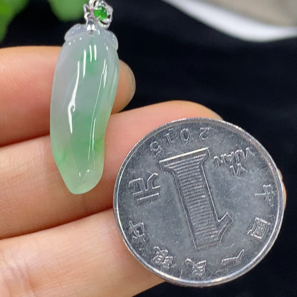 Jadeite Fu Gua Pendant in 18K Gold, Total Weight Approximately 2.74g