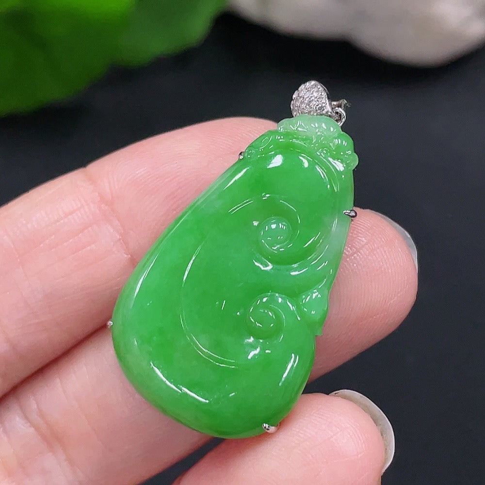 Jadeite Ruyi Inlaid Pendant 18K Gold Total Weight Approx. 6.1g