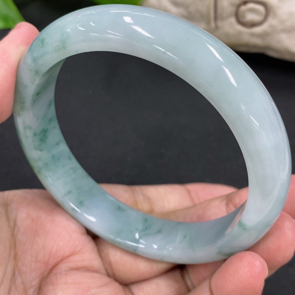 Jadeite round bangle with 59.2mm diameter, crafted from green jade, weighing approximately 57.62g, by HKHQ.