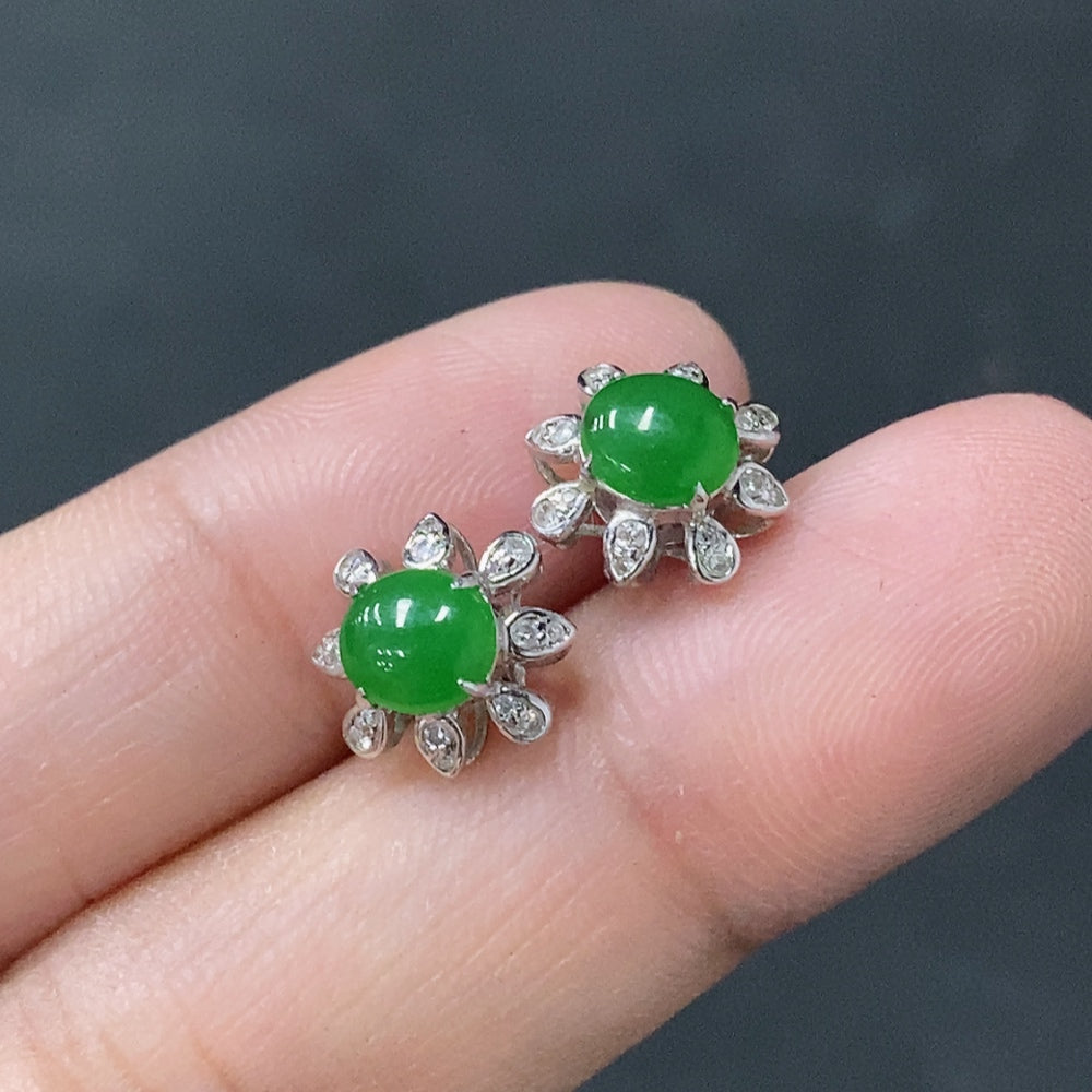 Jadeite cabochon earrings set in 18k gold, total weight approximately 1.7g