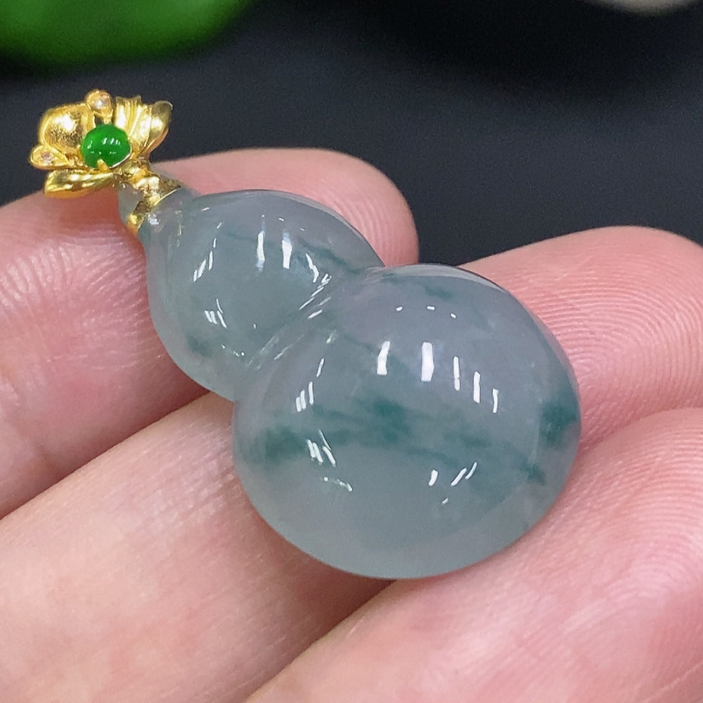 Jadeite Gourd Pendant with 18K Gold Clasp, Total Weight Approximately 4.5g