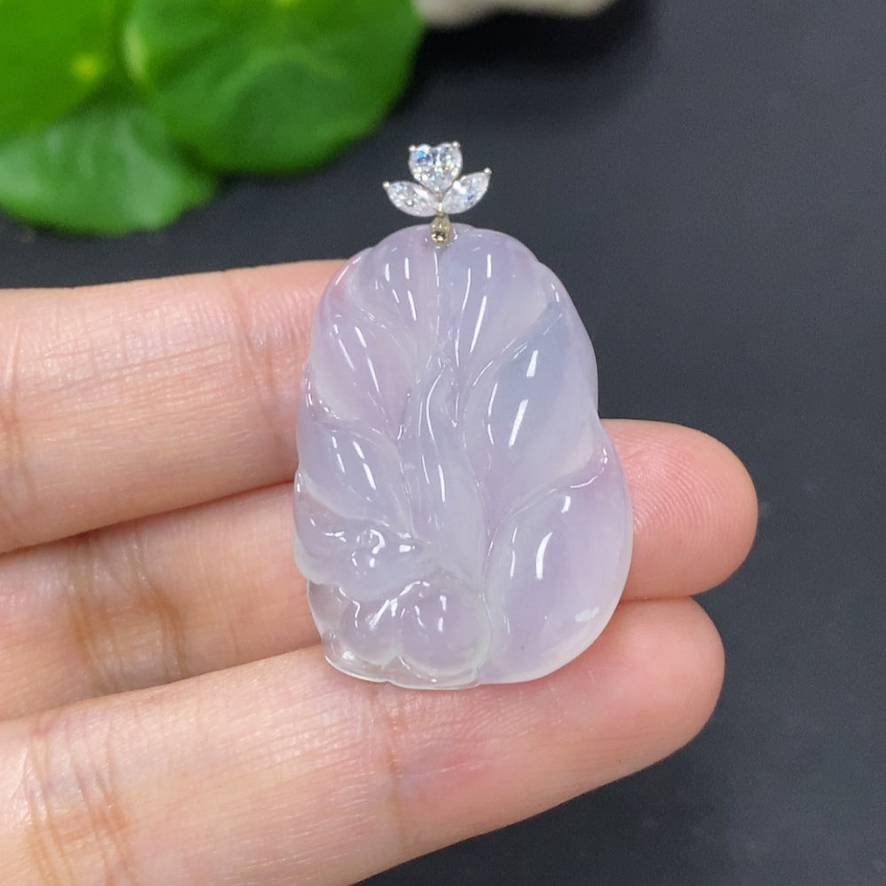 Jadeite nine-tailed fox pendant necklace with 18K gold clasp, featuring detailed jadeite craftsmanship and elegant design.