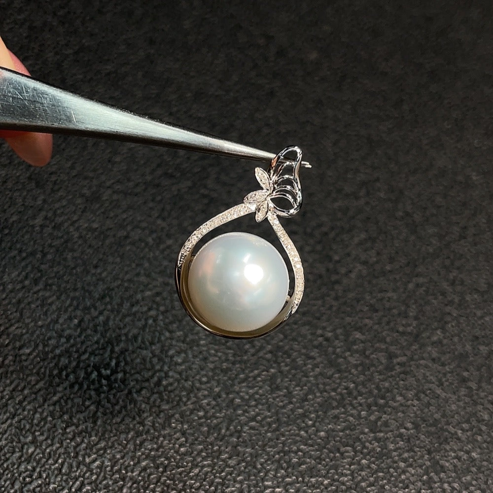 Seawater Pearl Pendant Set in 18K Gold, Approximately 13mm, Total Weight About 5.37g