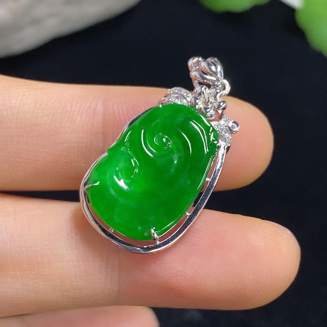 Jadeite Ruyi pendant with 18k gold inlay and diamond accents, crafted from green jade, weighing approximately 2.8 grams.