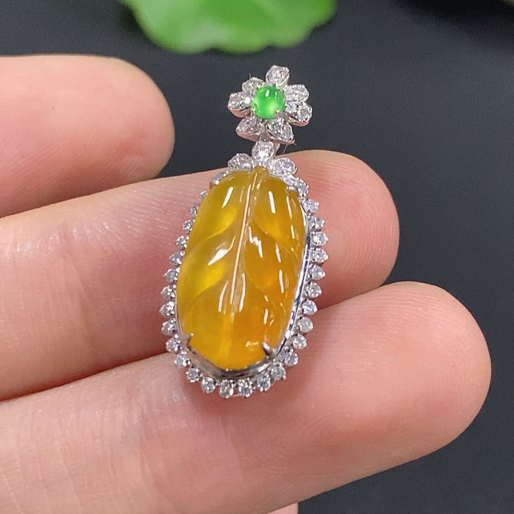 Jadeite Leaf Inlaid Pendant 18K Gold (Non-Diamond)