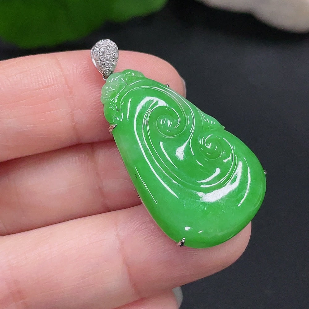 Jadeite Ruyi Inlaid Pendant 18K Gold Total Weight Approx. 6.1g