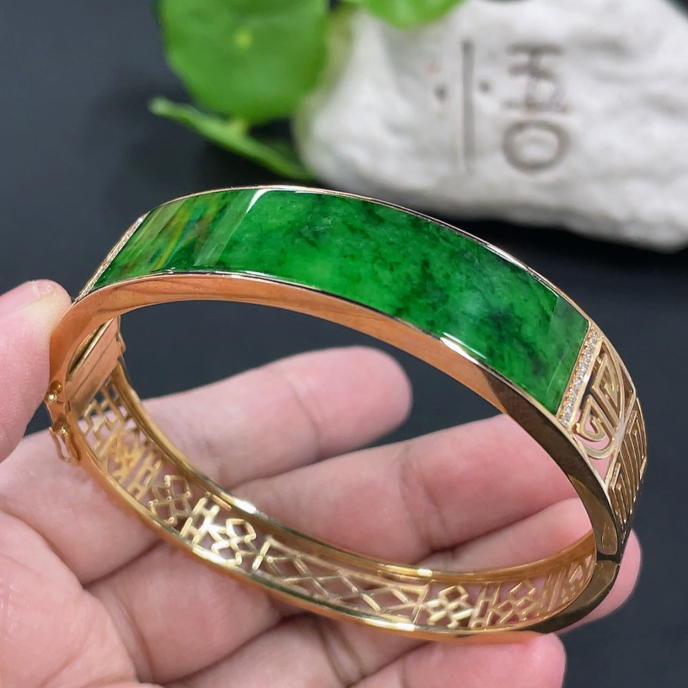 Jadeite inlaid bracelet 18k gold inlaid with diamond and other mineral components, total weight about 22.3g