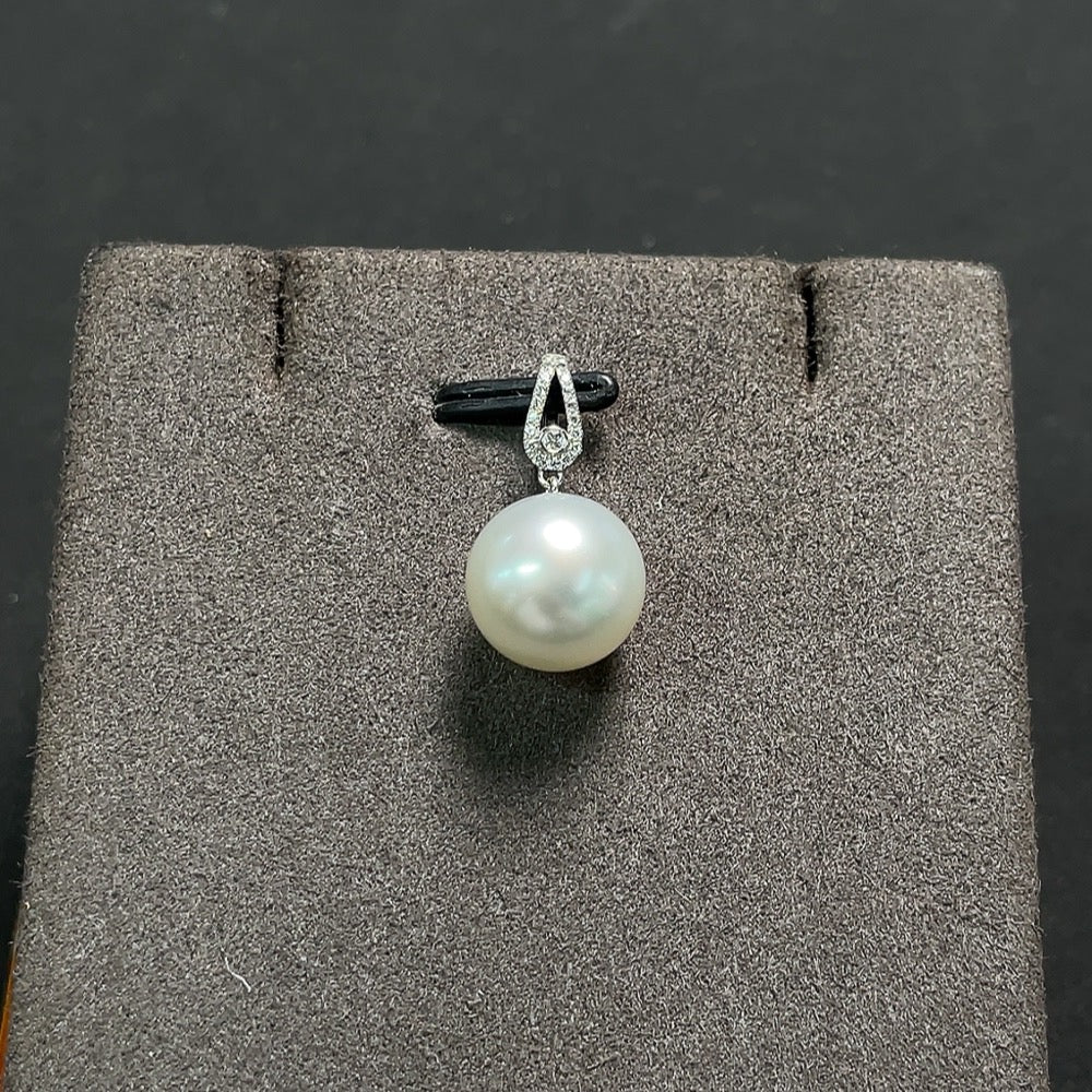 HKHQ seawater pearl pendant in 18K gold, approx. 10.8mm pearl with a total weight of 2.16g, showcasing a classic elegance.